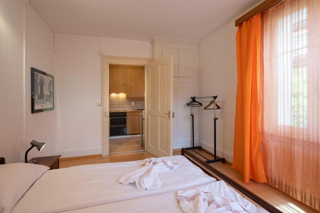 Between Lakes Apartments room 3